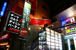 ダーツやゴルフで遊んだ後は大画面でスポーツ観戦。遊び心に富んだダイニングバー。