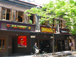 上海でベスト・スポーツ・バー賞に選ばれた名店。現在3店舗を展開。