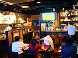 It is a 1 minute walk from the station. "Shukui Bar" supports F.C. Tokyo.
