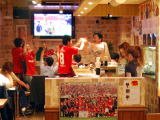 80 kinds of authentic Chinese food and creative menu created by the owner who likes soccer are the selling points.