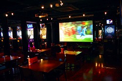 ダーツやゴルフで遊んだ後は大画面でスポーツ観戦。遊び心に富んだダイニングバー。