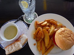 飲食店の超激戦区で人気の家族向けスポーツバー