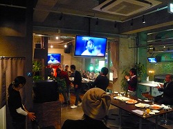 A sports cafe in Takasaki run by the owner called "Music is best in the 80s.".
