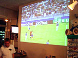 ウチナーンチュの温かさと、サッカーへの愛を同時に感じられる店。