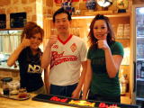 80 kinds of authentic Chinese food and creative menu created by the owner who likes soccer are the selling points.
