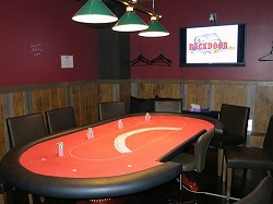 スポーツ観戦だけでなく、ポーカーも楽しめるスポーツバー「バックドア」