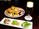 A sports bar where you can enjoy cooking that you cannot imagine from its ethnic appearance.