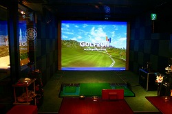 ダーツやゴルフで遊んだ後は大画面でスポーツ観戦。遊び心に富んだダイニングバー。