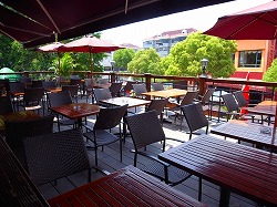 飲食店の超激戦区で人気の家族向けスポーツバー