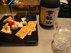 A sports cafe in Takasaki run by the owner called "Music is best in the 80s.".