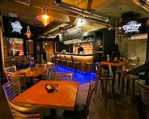 Two Dogs Taproom & Pizza House トゥードッグス　タップルーム